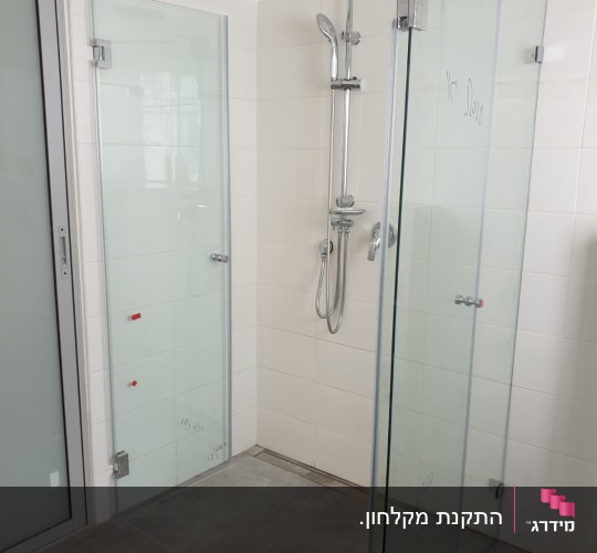 התקנת מקלחון זכוכית פינתי בחדר רחצה מודרני